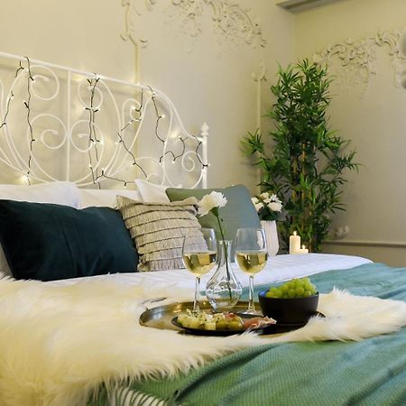 Cozy Studio Overlooking The Old Town Bukares Bagian luar foto
