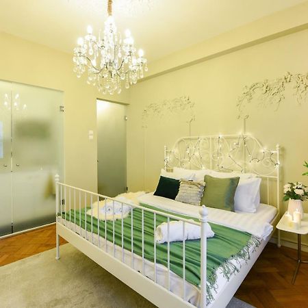 Cozy Studio Overlooking The Old Town Bukares Bagian luar foto