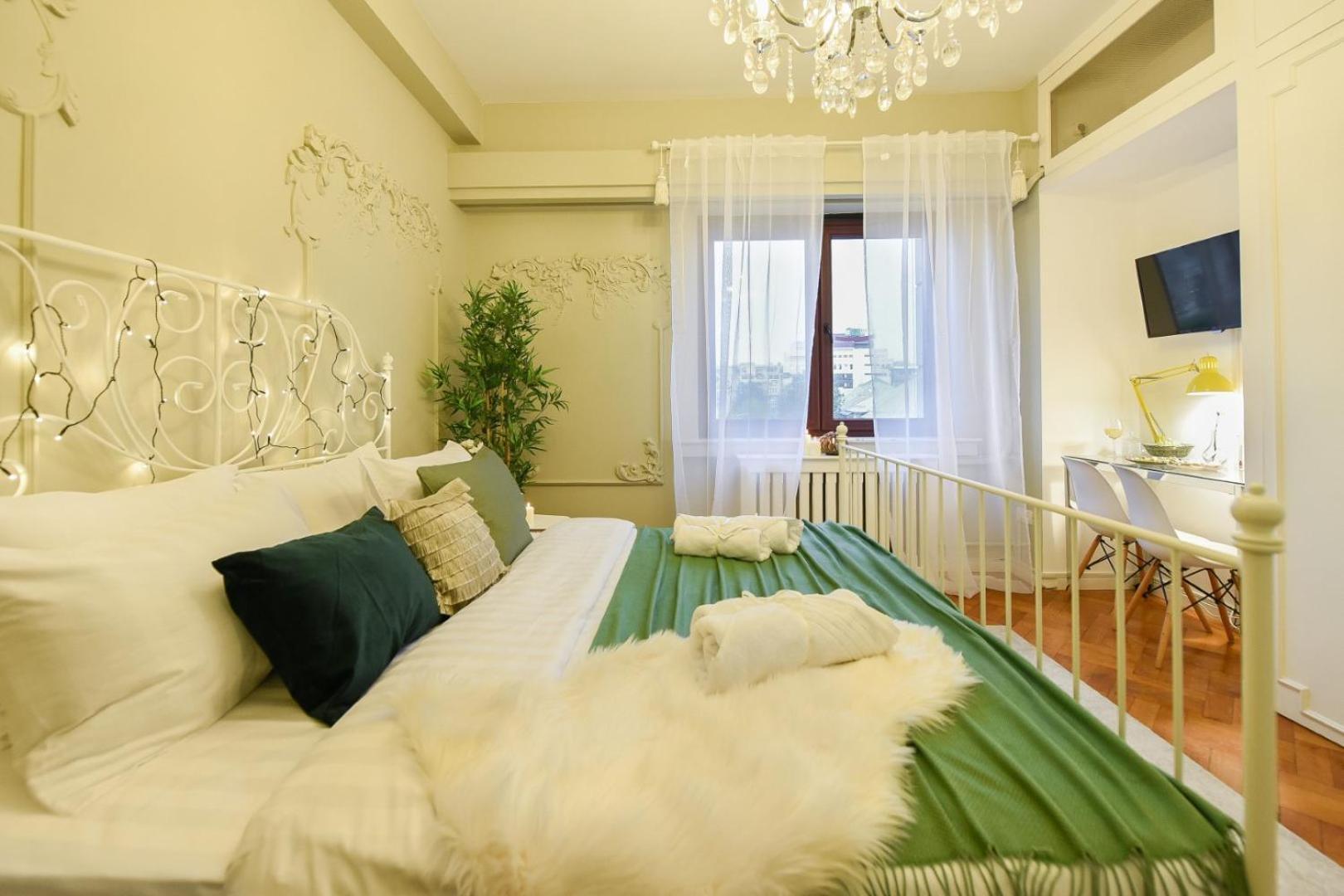 Cozy Studio Overlooking The Old Town Bukares Bagian luar foto