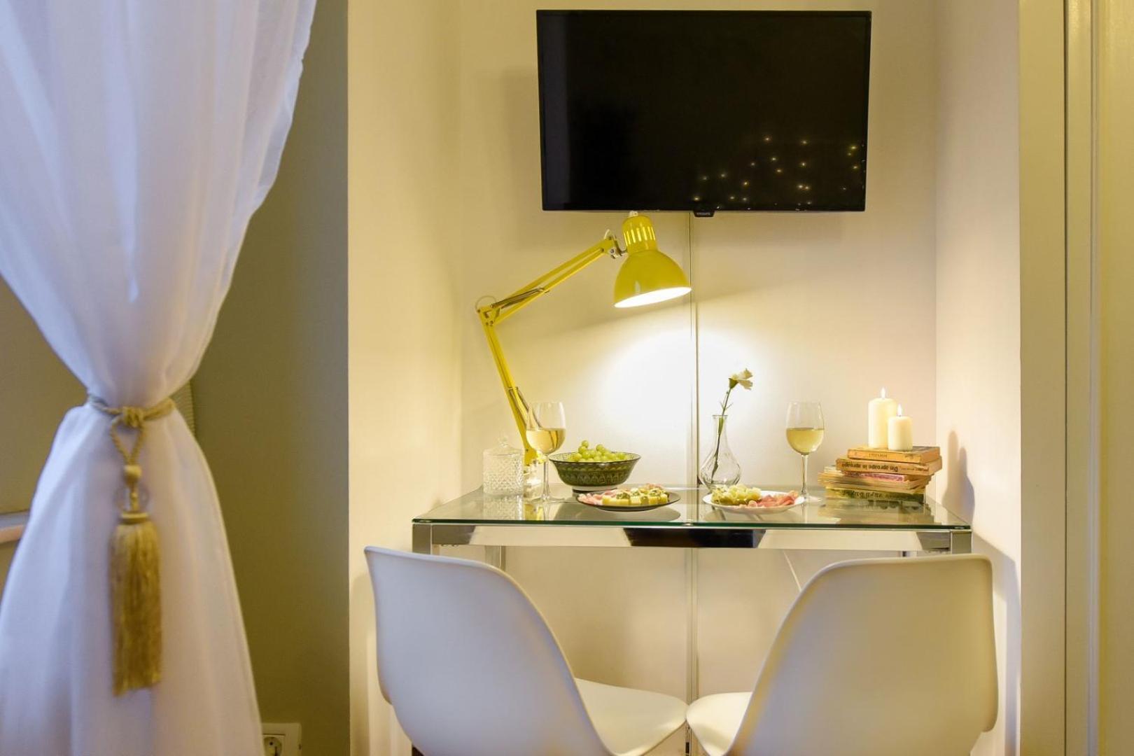 Cozy Studio Overlooking The Old Town Bukares Bagian luar foto