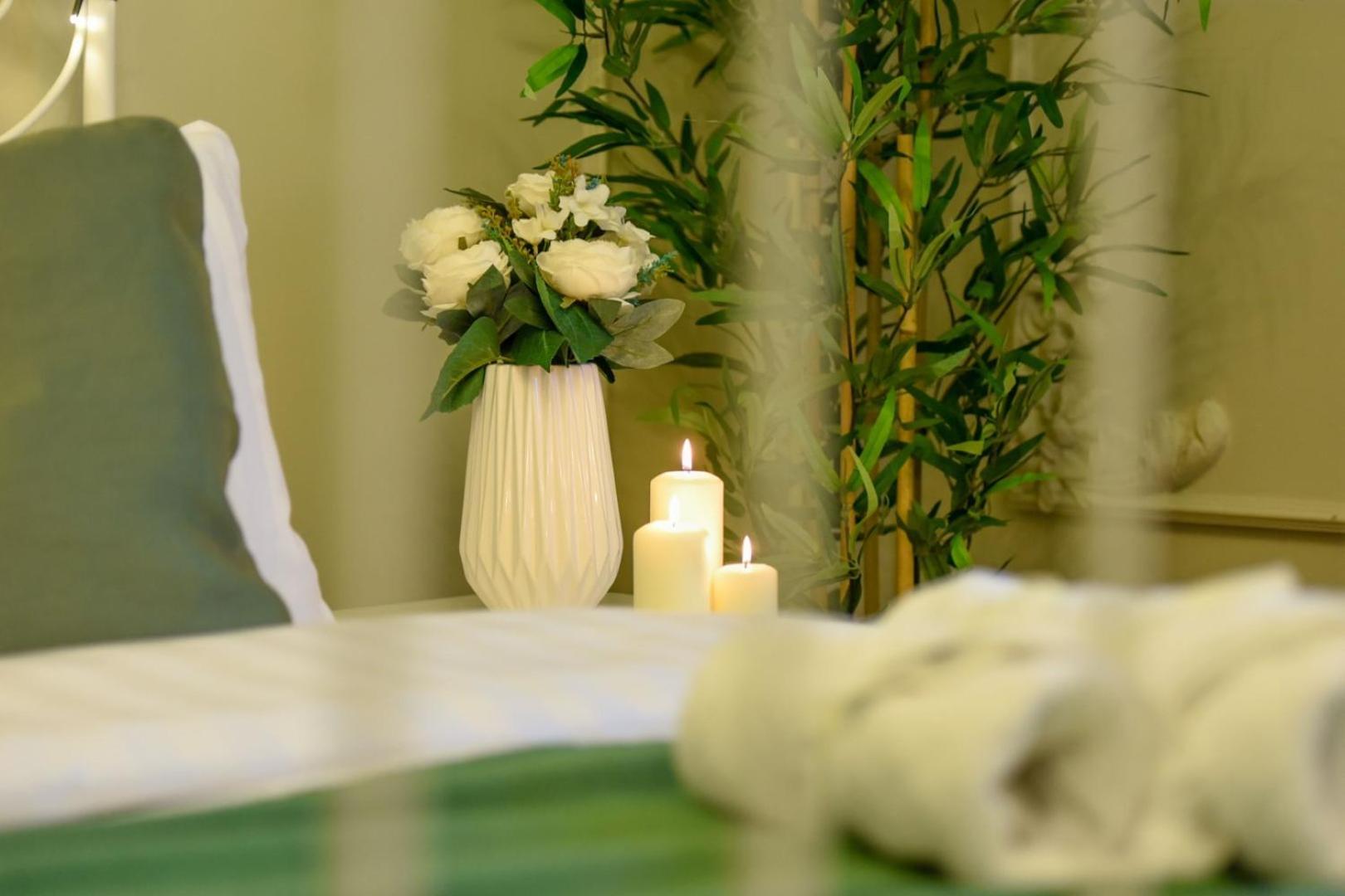 Cozy Studio Overlooking The Old Town Bukares Bagian luar foto