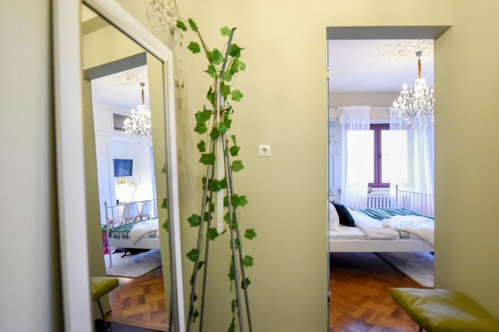 Cozy Studio Overlooking The Old Town Bukares Bagian luar foto