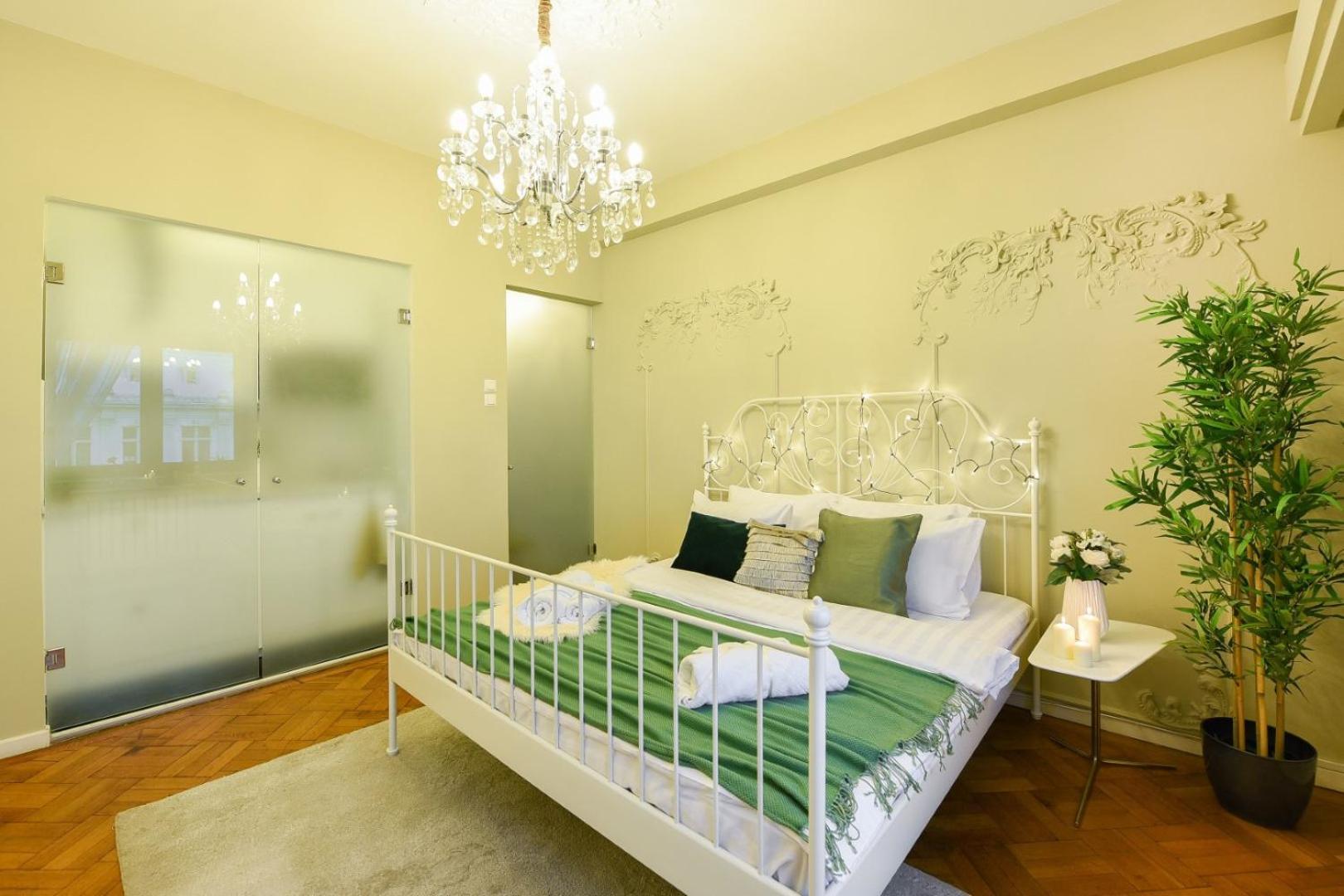 Cozy Studio Overlooking The Old Town Bukares Bagian luar foto