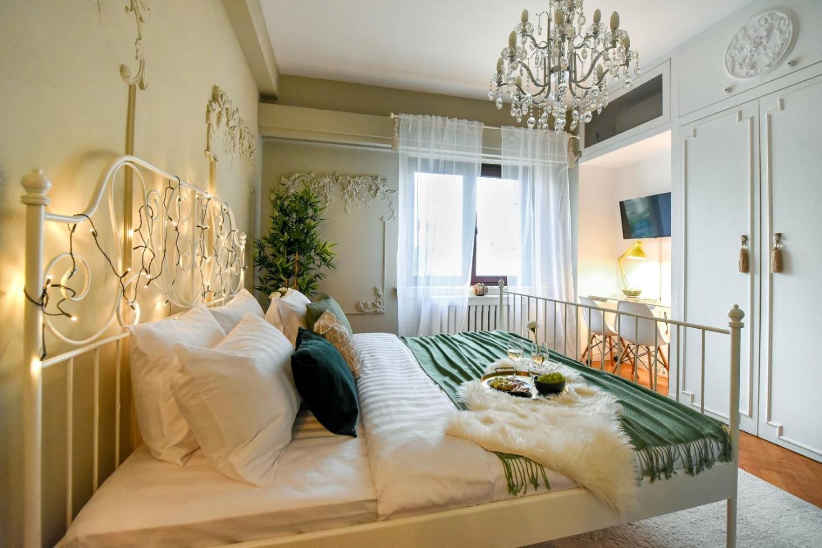 Cozy Studio Overlooking The Old Town Bukares Bagian luar foto